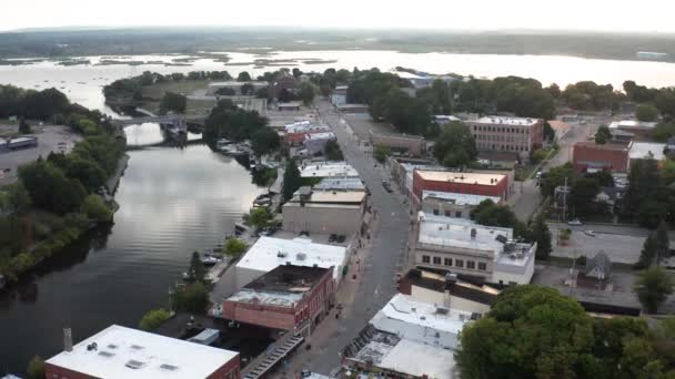 Manistee Michigan Centrum Skyline Met Drone Video Cirkelen — Stockvideo