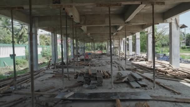 Kereste Biçimlendirme Işleri Tamamlanmamış Binanın Beton Parçası Altında Desteği Kriko — Stok video