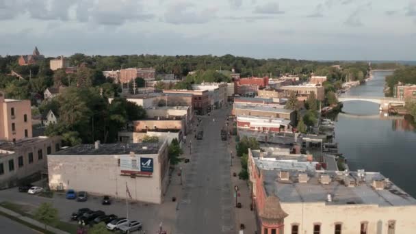 Manistee Michigan Downtown Skyline Mit Drohnenvideo Tiefflug — Stockvideo