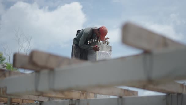 Ruční Měření Značení Pracovníků Betonovém Sloupu Staveništi Nízký Úhel — Stock video