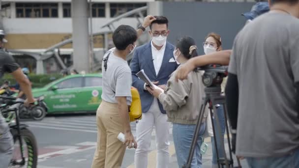 Vrouwelijke Media Crew Beroemde Man Persoonlijkheid Praten Outdoor Voorafgaand Aan — Stockvideo