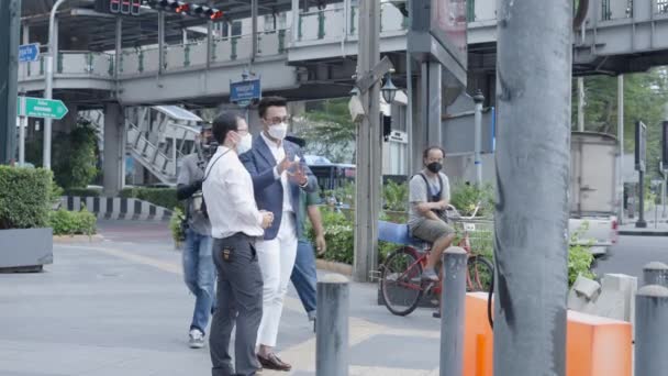 Media Cameraman Filmowanie Dziennikarz Wywiad Successful Businessman Wzdłuż Ulicy Bangkoku — Wideo stockowe