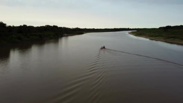 穏やかな水の中を航海する漁師の見事なオーバーテイクショット テビチュリー川 パラグアイ — ストック動画