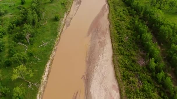 北达科他州Grassy Butte地区的滨河野生景观空中倾斜视图 北达科他州Brown Water Creek穿过美丽的绿地森林谷 地平线山地 — 图库视频影像