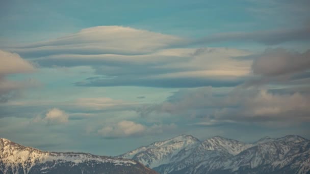 Felhők Képződnek Oszlanak Havas Hegyvidéki Táj Felett Időeltolódás — Stock videók