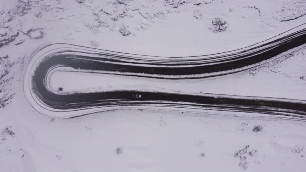 黒いターマック道路上の極端な気象条件孤独な車と 静的トップダウン — ストック動画