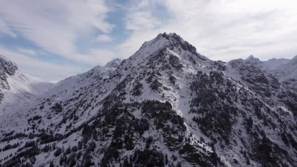 Cordilheira Rochosa Deslumbrante Andorra Com Neve Árvores Nuvens Pesadas Aumento — Vídeo de Stock