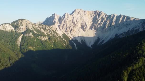 夕日の直前に日陰の谷と山の頂上 オーストリア — ストック動画