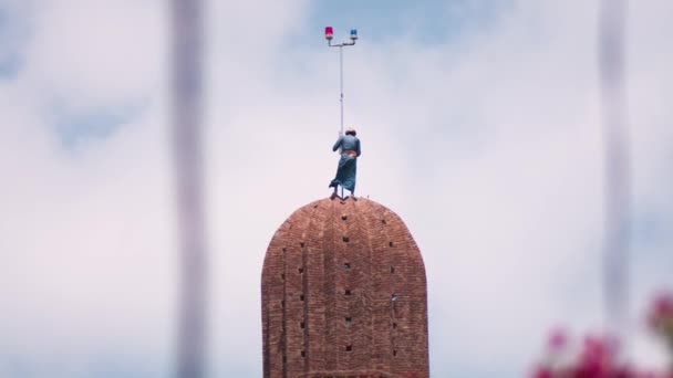 Telephoto Záběr Pro Muže Vrcholu Minaretu Dokončit Hrot Půlměsíce Bez — Stock video