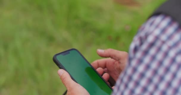Mand Ved Hjælp Touchscreen Smartphone Med Grøn Skærm Tæt – Stock-video