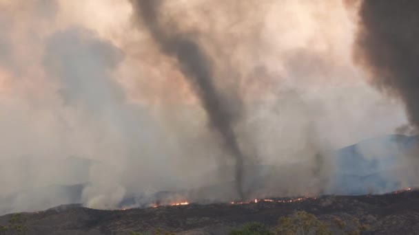 2022年9月6日加利福尼亚赫梅特的野火灾难 在日落时分 大火熊熊燃烧 浓烟喷涌而上 — 图库视频影像