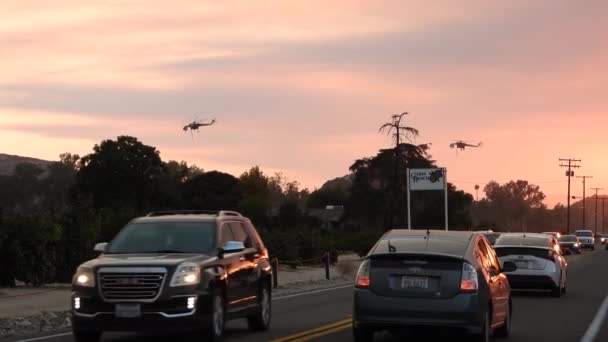Estabelecendo Tiro Estrada Tráfego Ocupado Perto Wildfire Helicópteros Voando Acima — Vídeo de Stock
