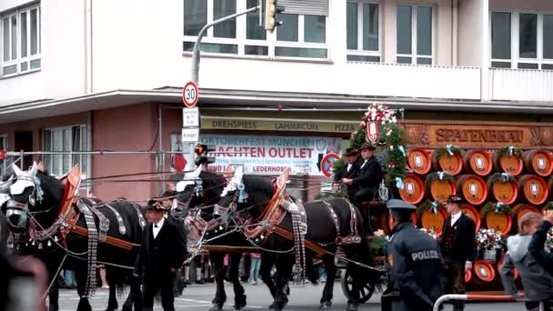 Oktoberfest Starter Munich 2022 Parade Wiesnwirte Med Dekorerede Vogne Bryggerier – Stock-video