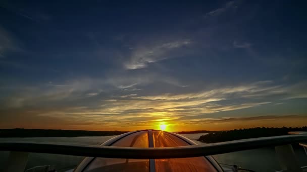 Pôr Sol Dourado Brilhando Através Janela Cúpula Vidro Uma Balsa — Vídeo de Stock