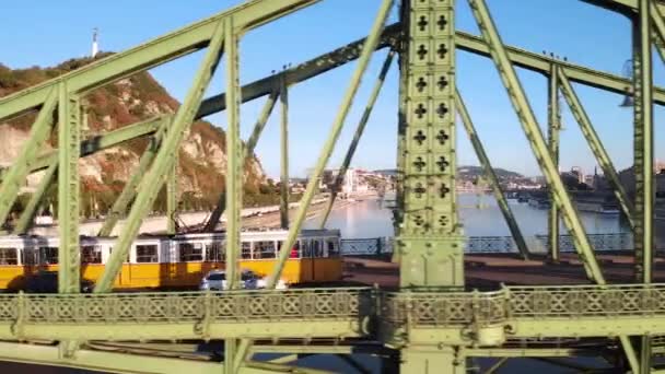 Воздушная Тележка Трамвае Проходящем Через Красивый Знаменитый Мост Будапешт — стоковое видео