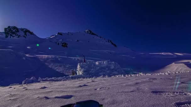 アルプスの大きなスキーやスノーボードのスタントのためのランプ付きの雪の城を構築する 時間の経過 — ストック動画