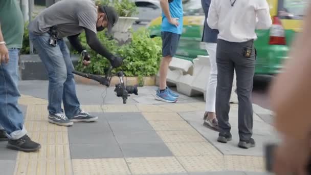Kameraman Natáčení Press Rozhovor Diváky Scéně Bangkoku Thajsko Střední Střela — Stock video