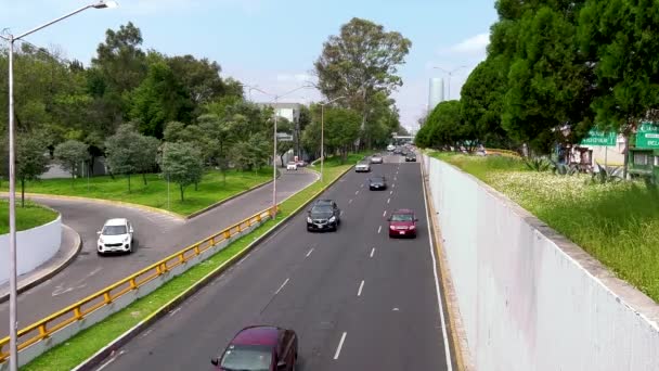 墨西哥城Churubusco大道的时间差 背景上有一座大楼 — 图库视频影像