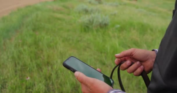 Cowboy Holding Smartphone Green Screen Tracking Dots Reins Hand Farmland — Stok Video