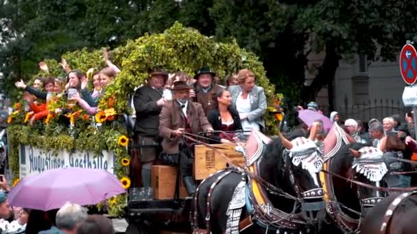 Octoberfest Início Munique 2022 Desfile Wiesnwirte Com Carruagens Decoradas Cervejarias — Vídeo de Stock