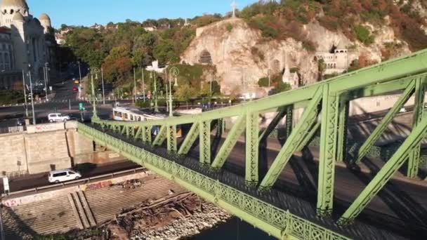 Poupée Aérienne Vers Arrière Sur Tramway Passant Travers Beau Pont — Video