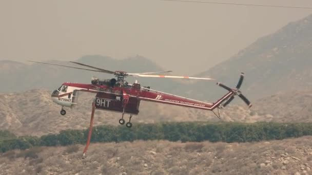 Helikopter Przeciwpożarowy Zbliża Się Stawu Gotowego Napełniania Wody California Wildfire — Wideo stockowe