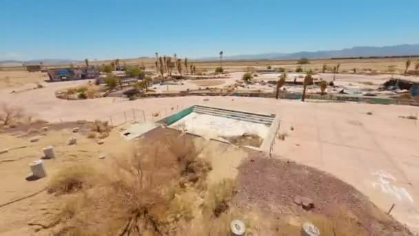 Foto Dron Cinematográfico Fpv Del Abandonado Parque Acuático Lake Dolores — Vídeos de Stock