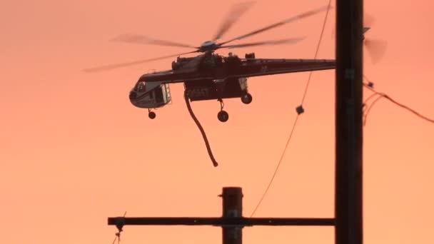 Ελικόπτερο Sikorsky Tarhe N795Ht Πυροσβεστικός Γερανός Που Πετά Κατά Του — Αρχείο Βίντεο