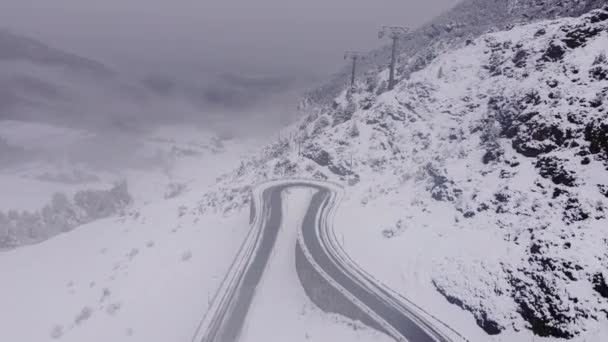 Замерзающие Погодные Условия Горной Дороге Сильный Снег Ледяной Туман — стоковое видео