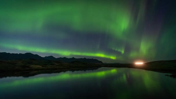 在冰岛湖面的夜空中闪烁着时间流逝的北极光 水面上的反光 — 图库视频影像