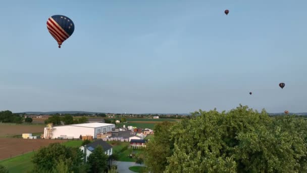 Heißluftballonkorb Aus Pov Sicht Höhenflug Über Bauland Und Ackerland — Stockvideo