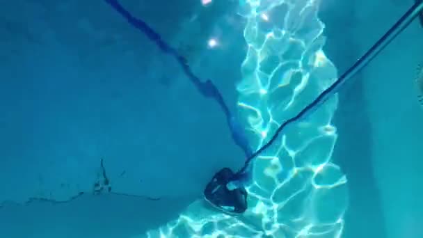 Dimensionales Staubsaugen Des Schwimmbadbodens Mit Blauer Aluminium Teleskopstange Und Funkelndem — Stockvideo
