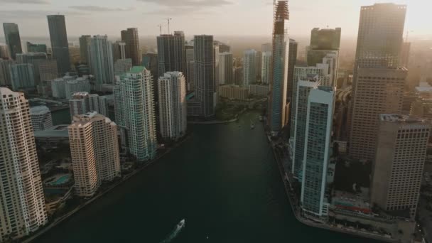 Brickell Downtown Miami Canal Agua Drone Vídeo Puesta Del Sol — Vídeo de stock