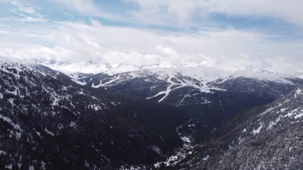 Neve Coberto Cumes Montanha Com Aquecimento Céu Azul Nuvens Pesadas — Vídeo de Stock