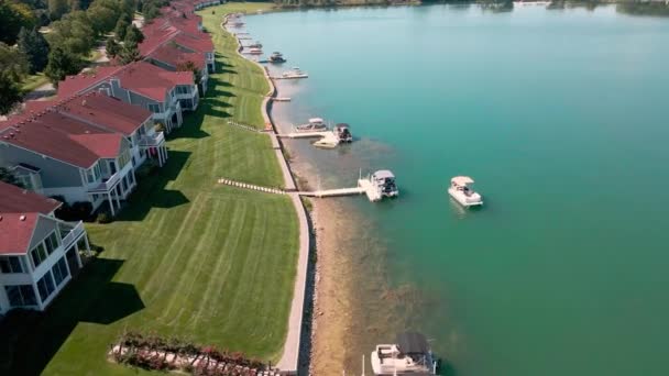 Condo Toit Rouge Sur Lac Artificiel Luxuriant — Video