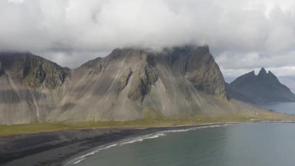 Vestrahorn Και Brunnhorn Βουνά Στη Νοτιοανατολική Ισλανδία Panning Shot — Αρχείο Βίντεο