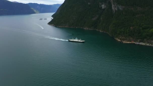 Veduta Aerea Traghetto Trasferimento Auto Arrivo Liabygda Feriekai Norvegia Pan — Video Stock