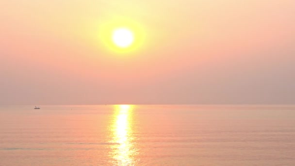 Een Dramatische Roze Oranje Tropische Zonsondergang Boven Oceaangolven Titel Ruimte — Stockvideo