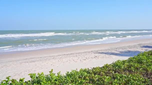 一阵轻快的热带微风把白浪扫到海滩上 — 图库视频影像