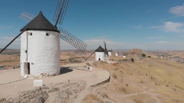 Větrné Mlýny Mancha Španělsko Hrad Dálce Letecký Pohled Letící Kolem — Stock video