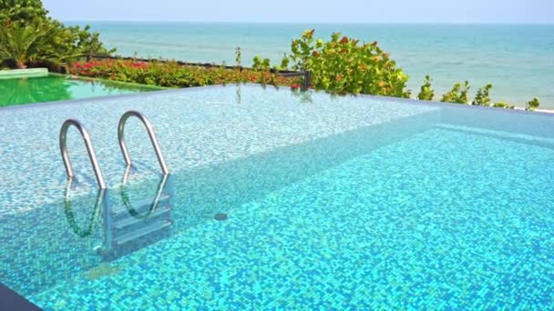 Ein Leeres Resort Schwimmbad Blickt Auf Den Ozeanhorizont Titelraum — Stockvideo