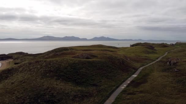 Vista Aérea Ynys Llanddwyn Isla Anglesey Sendero Costero Con Montañas — Vídeos de Stock