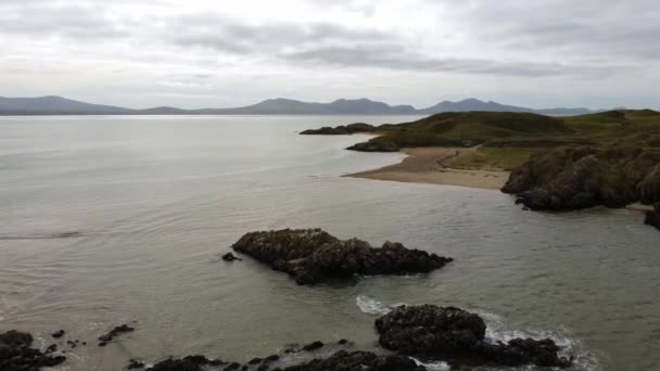 Aerial View Ynys Llanddwyn Sziget Anglesey Tengerparti Útvonal Snowdonia Hegyek — Stock videók