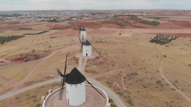 拉曼查著名的风车在西班牙圣胡安Alcazar的山脊和风景上 空中景观 — 图库视频影像