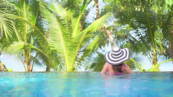 Kameraya Dön Yüzme Havuzunun Kenarında Duran Siyah Beyaz Şapkalı Bir — Stok video