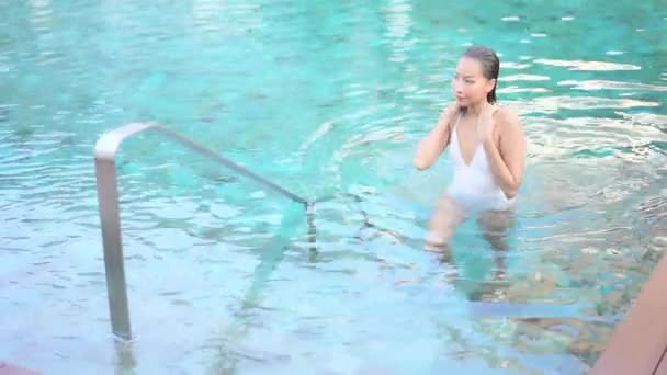 魅力的な若いフィットの女性がプールの階段でプールを出る — ストック動画