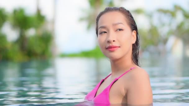 클로즈업 리조트 수영장에서 매력적 프로필 타이틀 — 비디오