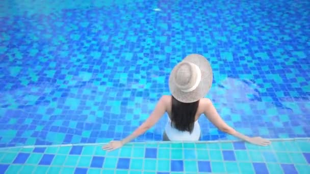 Kameraya Dön Formda Bir Kadın Yüzme Havuzunun Keyfini Çıkarırken Kollarına — Stok video