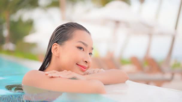 Nærbillede Smuk Kvinde Læner Sig Armene Langs Kanten Swimmingpool – Stock-video