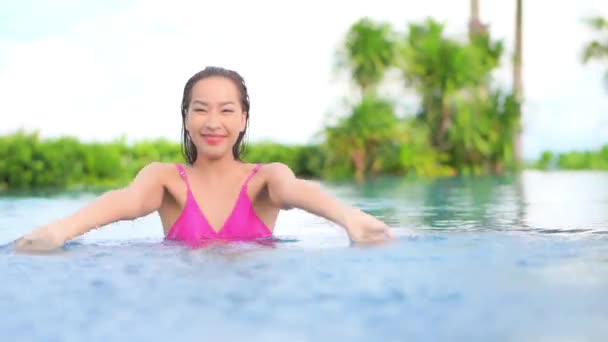 Glad Leende Ung Kvinna Bröst Högt Resort Pool Ler När — Stockvideo